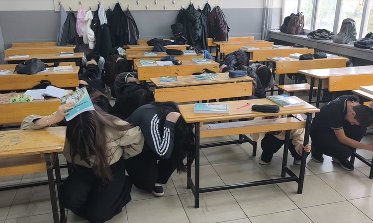 Son Gelişme: Kütahya'da deprem tatbikatında okulda mahsur kalan yaralılar kurtarıldı