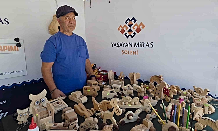 Son Gelişme: Kütahya'da sanatçı İrfan Uğurlu, 25 yıllık el sanatını ahşap oyuncağa dönüştürüyor
