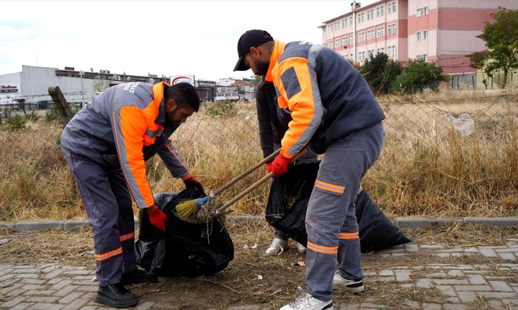 Son Gelişme: Lüleburgaz Belediyesi yaklaşık 1500 çöp poşeti dolusu atık toplayıp 'Çöp atma' yazdı ve Merak Edi