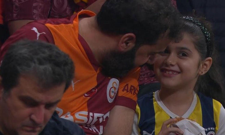 Son Gelişme: Maça damga vuran kare! Galatasaraylı baba, Fenerbahçeli kızıyla tribünde - Son Dakika Bilgileri