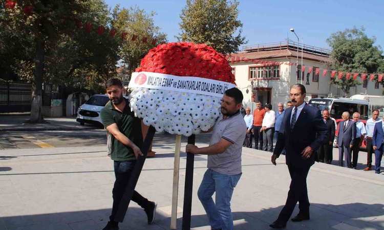 Son Gelişme: Malatya’da Ahilik Haftası için Atatürk Anıtı’na çelenk sunuldu ve Merak Edilenler