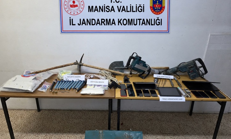Son Gelişme: Manisa Gördes'te define için patlayıcıyla kaçak kazı yapan 8 şüpheli yakalandı ve Merak Edilenler