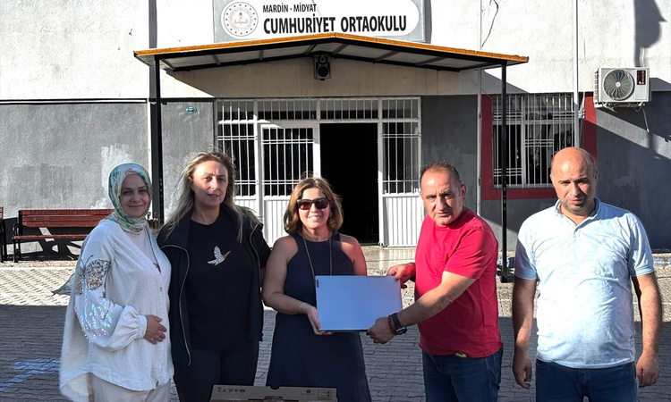 Son Gelişme: Mardin Midyat'ta Cumhuriyet Ortaokulu'na vakıf bilgisayar ve yazıcı desteği verdi