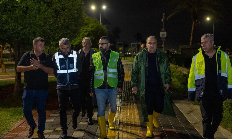 Son Gelişme: Mersin'de sağanak su taşkınlarına yol açtı, Mezitli ve Akdeniz ekipleri müdahale etti | İşte Tüm