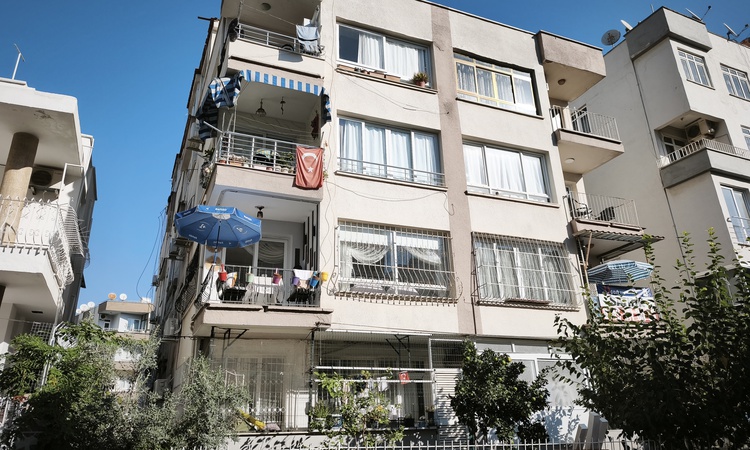 Son Gelişme: Mersin Yenişehir'de tahliye edilen 3 katlı binada 40 kişi misafirhaneye yerleştirildi
