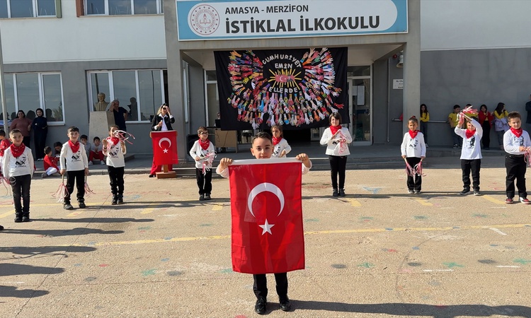 Son Gelişme: Merzifon'da 2-B sınıfı öğrencileri Atatürk tişörtleriyle zeybek gösterisi yaptı | İşte Tüm Ayrınt