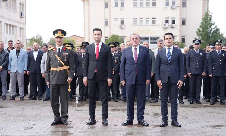 Son Gelişme: Midyat Kaymakamlığı bahçesindeki 29 Ekim törenine protokol ve öğrenciler katıldı ve Merak Edilenl