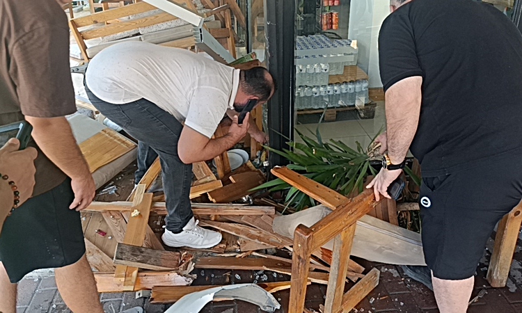Son Gelişme: Minibüs kontrolden çıkıp kafeye daldı ölümden saniyelerle yaralı kurtuldu | İşte Tüm Ayrıntılar
