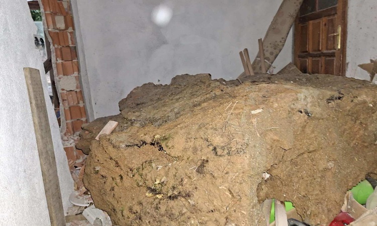 Son Gelişme: Muğla Dalaman'da heyelanda evin odasına kaya gerileme kaydetti, 4 kişilik aile yerleştirildi: Gel