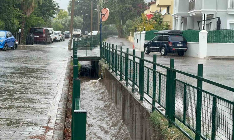 Son Gelişme: Muğla Marmaris'te sağanak resmen start aldı, yağışın yarın öğleye kadar sürmesi bekleniyor ve Mer