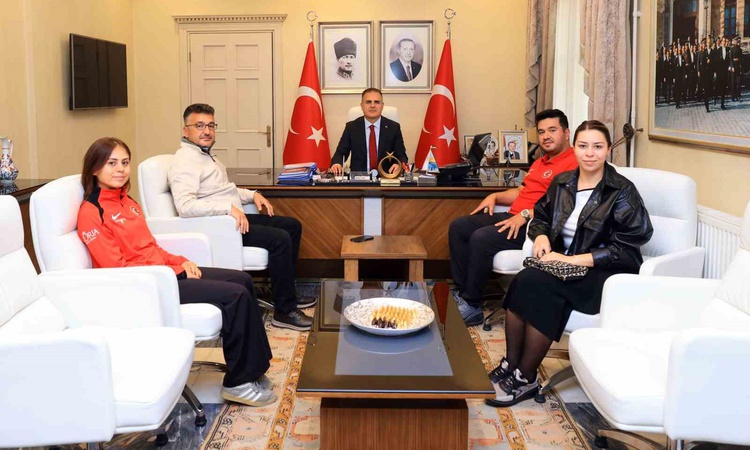 Son Gelişme: Muğla Valisi Akbıyık, 2027 kadrosuna seçilen milli okçuları altınla ödüllendirdi: Gelişmeler Taki