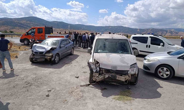Son Gelişme: Muş'ta otomobil ile hafif ticari aracın çarpıştığı kazada 2 kişi yaralandı: Gelişmeler Takip Edil