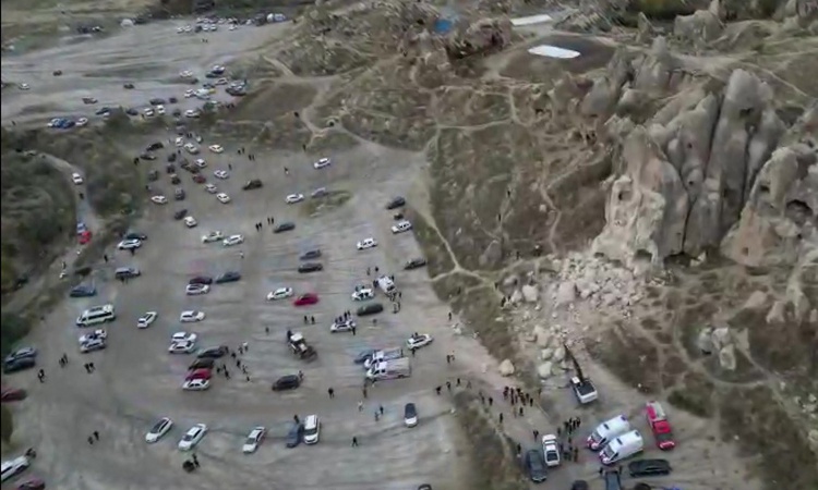 Son Gelişme: Nevşehir Göreme'de peribacasından kopan kayalar gerileme kaydetti, 2 kişi öldü, 1 kişi yaralandı