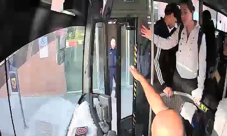 Son Gelişme: Niğde'de fenalaşan kız öğrenciyi halk otobüsü şoförü acil servise ulaştırdı ve Merak Edilenler