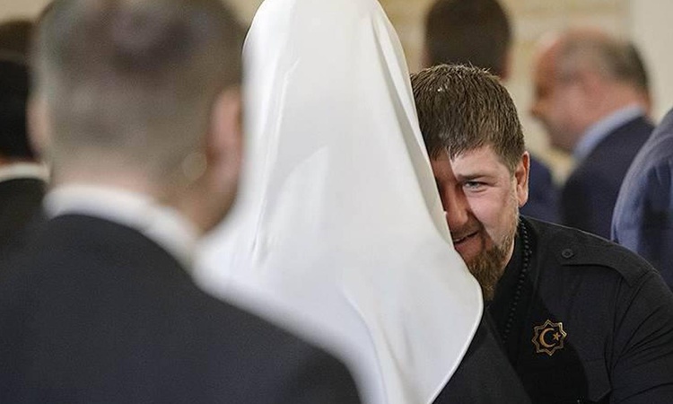 Son Gelişme: Önce bordo bere, şimdi nişan! Kadirov'a ödül üstüne ödül ve Merak Edilenler