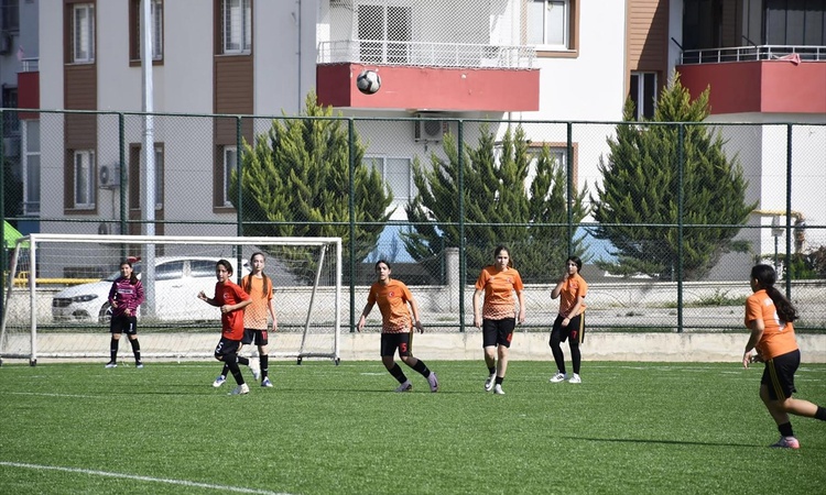 Son Gelişme: Osmaniye Kadirli'de Dünya Kız Çocukları Günü'nde kız öğrenciler futbol maçı yaptı: Gelişmeler Tak