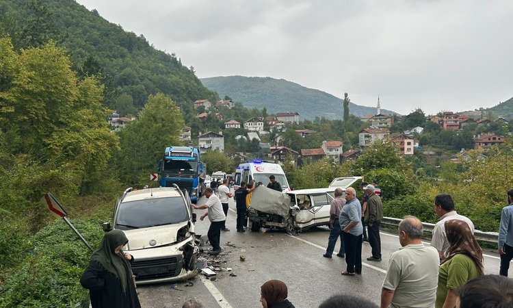 Son Gelişme: Otomobil ve hafif ticari araç çarpıştı: 1'i bebek, 7 yaralı | İşte Tüm Ayrıntılar