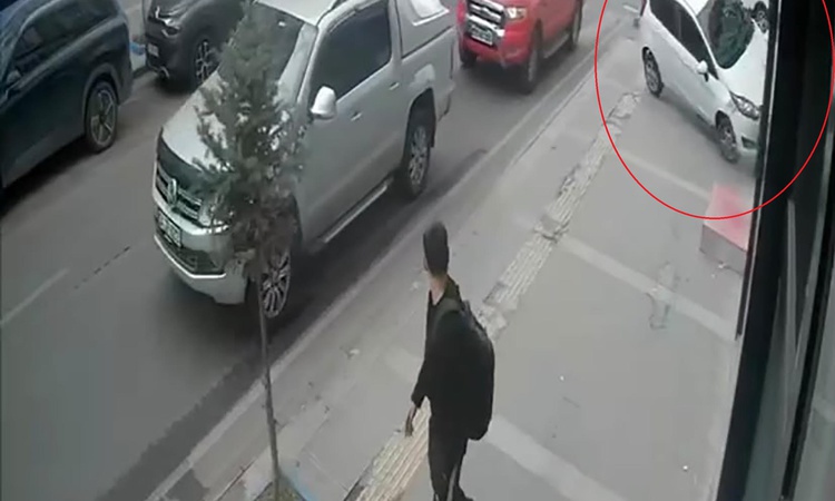 Son Gelişme: Otomobil, mobilya mağazasına çarptı ve Merak Edilenler