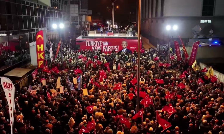 Son Gelişme: Özgür Özel Halk TV önündeki mitingde basın özgürlüğünde 163'üncü sırayı eleştirdi: Gelişmeler Tak