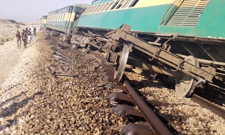 Son Gelişme: Pakistan'da Multan'da yolcu treni raydan çıktı, 5 kişi öldü, 30'dan fazla yaralı var - Son Dakika