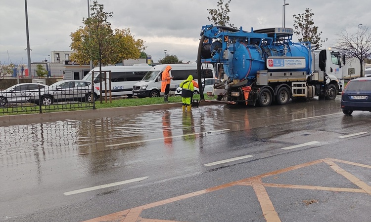 Son Gelişme: Pendik'te sağanak su baskınına yol açtı, sahil yolunda 2 şerit trafiğe kapandı ve Merak Edilenler
