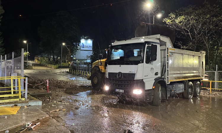 Son Gelişme: Rize Çayeli'nde menfez tıkanınca taşan dere üç mahalleyi bağlayan yolu kapattı