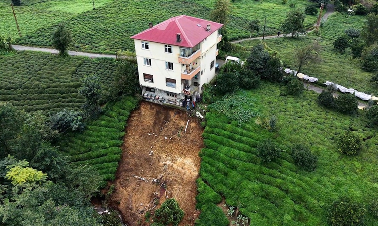 Son Gelişme: Rize Pazar'da heyelan 3 katlı konutu askıda bıraktı, tahliye kararı yok ve Merak Edilenler