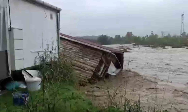 Son Gelişme: Sakarya Akyazı'da selde 2 köy evi sulara kapıldı; iddiaya göre evdekiler kurtuldu