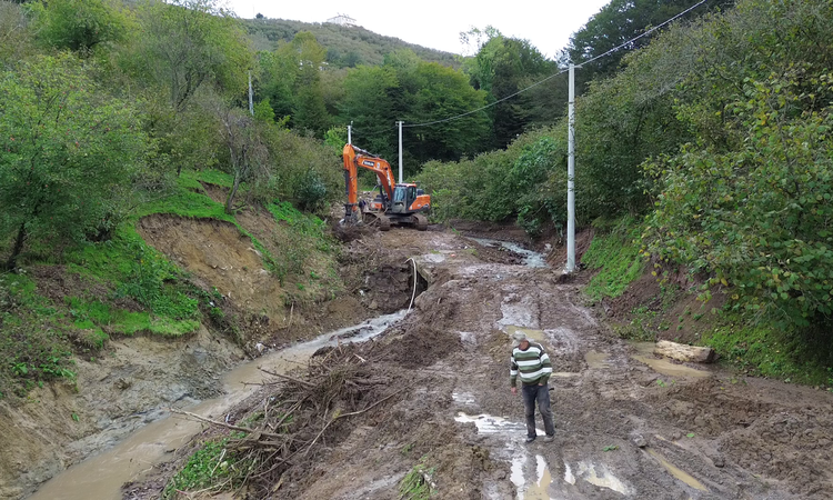 Son Gelişme: Sakarya Karasu'da taşkında yıkılan 3 köprü iş makineleriyle onarılıyor ve Merak Edilenler