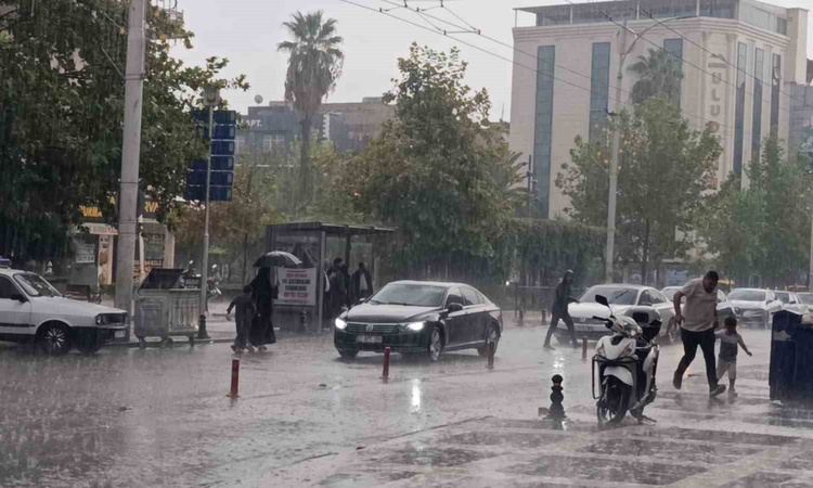 Son Gelişme: Şanlıurfa'da yağmur su birikintilerine yol açtı, sürücüler trafikte zorlandı