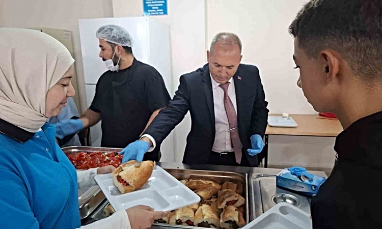 Son Gelişme: Sarıgöl İlçe Milli Eğitim Müdürü, pansiyonda öğrencilere kepçeyle yemek ikram etti - Son Dakika B