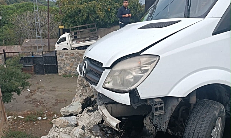 Son Gelişme: Sarıyer'de duvara çarpan okul servisinin şoförü yaralandı: Gelişmeler Takip Ediliyor
