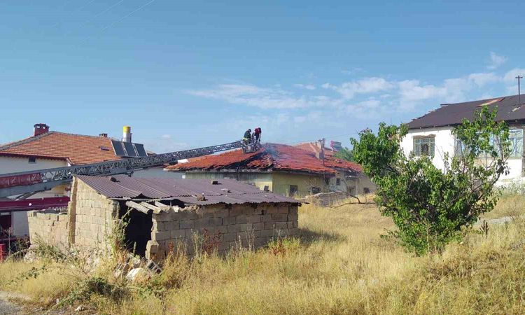 Son Gelişme: Şarkışla'da Ev Yangını: 1 Yaralı