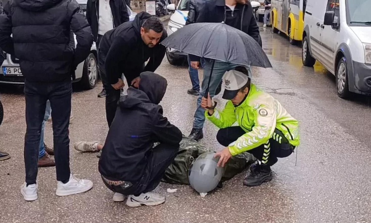 Son Gelişme: Bir şemsiyeyle gönülleri ısıttı! Kadın polisin davranışına kaymakam da kayıtsız kalamadı