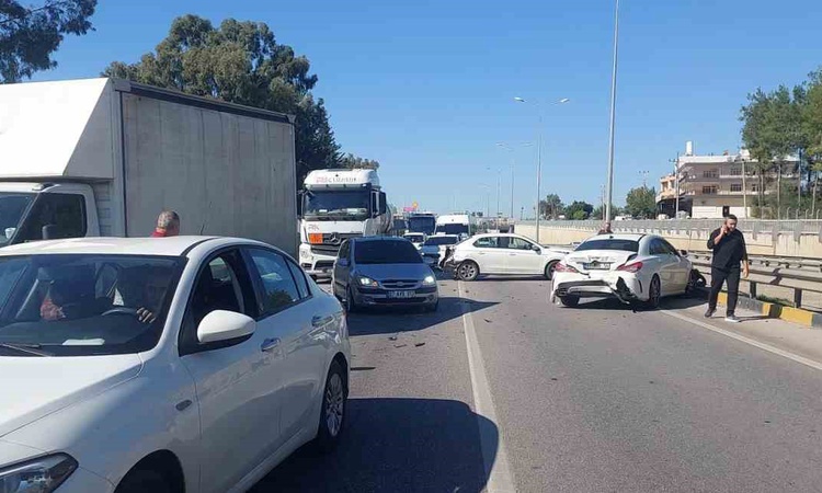 Son Gelişme: Serik'te D-400'de 3 aracın karıştığı kazada yaralanan olmadı: Gelişmeler Takip Ediliyor