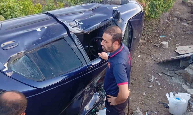 Son Gelişme: Siirt Kurtalan'da evin bahçesine düşen ve ters dönen otomobildeki 4 kişi yaralandı | İşte Tüm Ayr