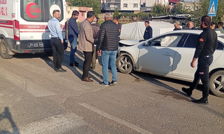 Son Gelişme: Siirt Kurtalan'da otomobil ile hafif ticari araç çarpıştı, 3 kişi yaralandı: Gelişmeler Takip Edi