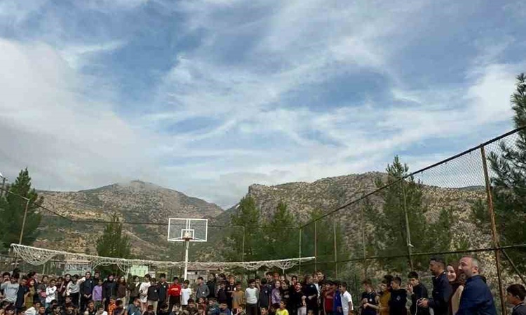 Son Gelişme: Siirt'te 7. sınıf öğrencileri su roketlerini okul bahçesinde fırlattı