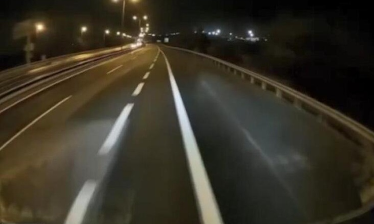 Son Gelişme: Silivri TEM'de TIR'la çarpışan otomobil, TIR'ın altında kalmaktan son anda kurtuldu | İşte Tüm Ay