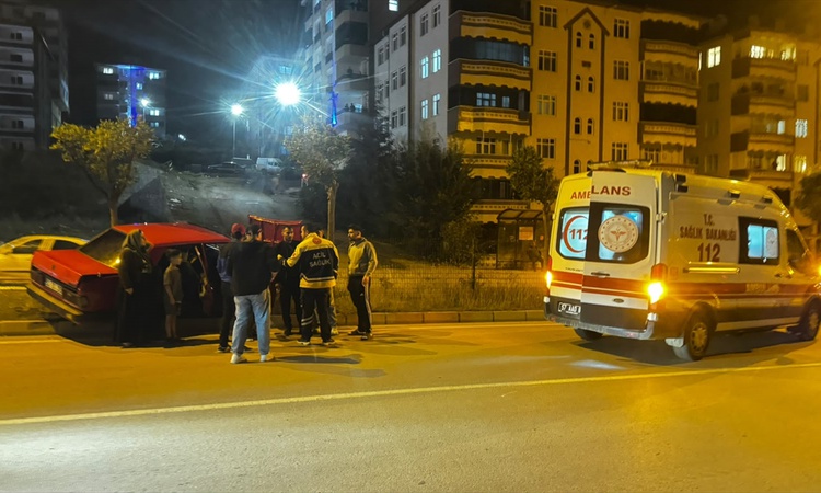 Son Gelişme: Sinop Boyabat'ta otomobil refüjdeki ağaca çarptı, araçtaki 1 kişi yaralandı
