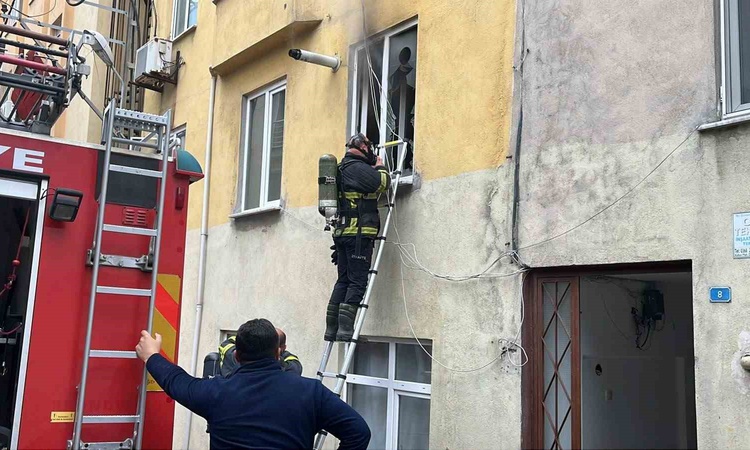 Son Gelişme: Sinop Kefevi'de kombinin kablosu eridi, evdeki yangın kısa sürede söndürüldü: Gelişmeler Takip Ed