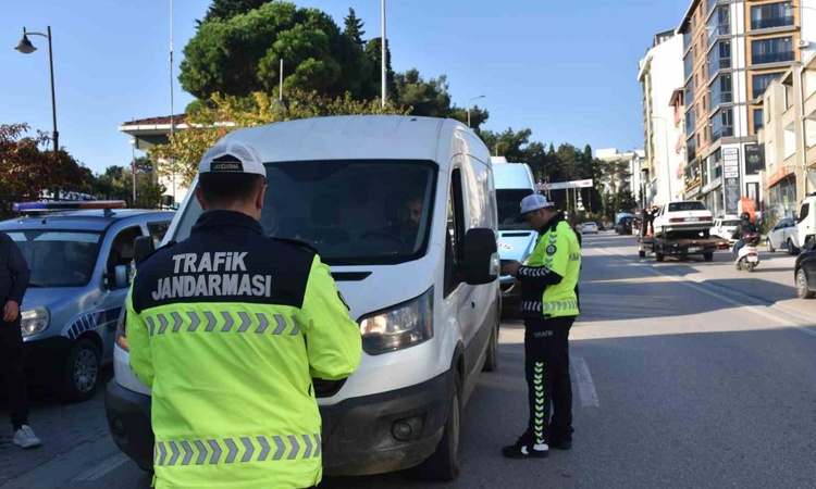 Son Gelişme: Sinop'ta 83 ticari yolcu aracı denetlendi, eksik bulunan 7 araca idari işlem yapıldı ve Merak Edi