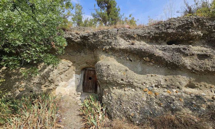 Son Gelişme: Sinop'ta Kaya Altında Doğal Türbe ve Merak Edilenler