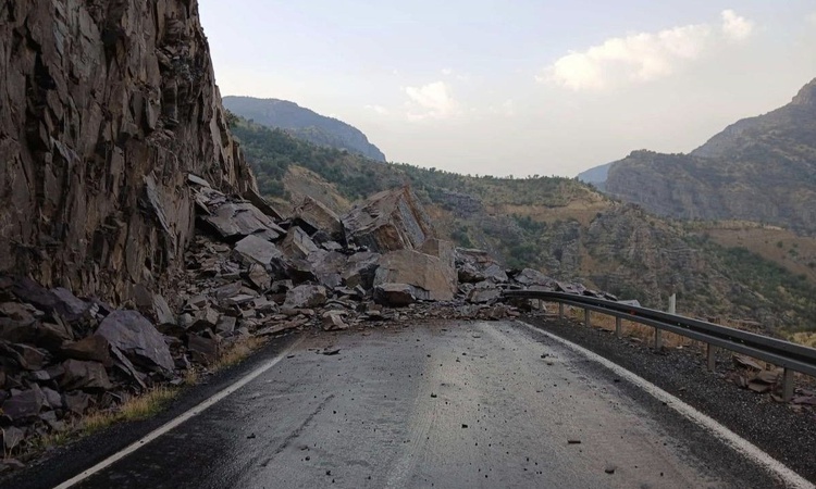 Son Gelişme: Şırnak-Beytüşşebap yolu kaya düşmesiyle kapandı, can ve mal kaybı yaşanmadı - Son Dakika Bilgiler