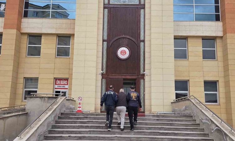 Son Gelişme: Sivas Şarkışla'da 19 yıl 9 ay cezalı firari hükümlü yakalanıp cezaevine gönderildi - Son Dakika B