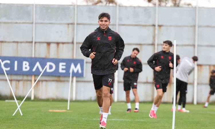 Son Gelişme: Sivasspor, Sarıyer maçının hazırlıklarını yağmur altında sürdürdü ve Merak Edilenler