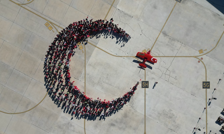 Son Gelişme: Sivrihisar'da hilal yıldız koreografisi 12'nci kez gökyüzüyle buluştu: Gelişmeler Takip Ediliyor