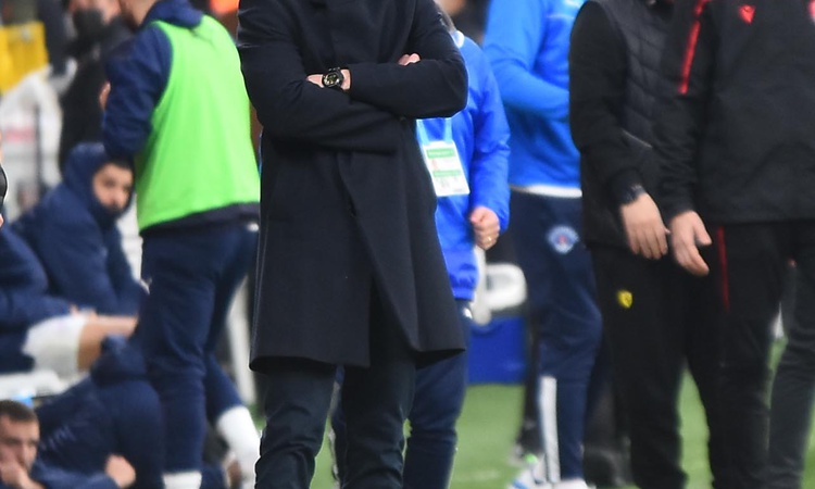 Son Gelişme: Son 9 maçını kazanamayan Manisa FK, Nestor El Maestro ile görüşmelere resmen start aldı: Gelişmel