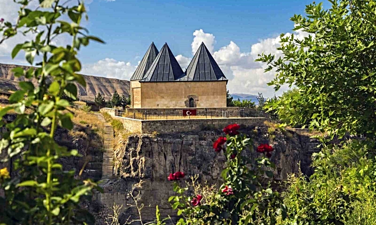 Son Gelişme: Sultan Melik Türbesi, Mengücekli tarihine ışık tutuyor