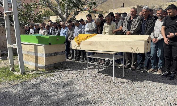 Son Gelişme: Tarsus'ta tıra çarpan araçta ölen çift Niğde'de toprağa verildi - Son Dakika Bilgileri